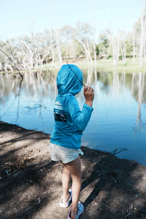  Kids performance short sleeve fishing shirt with water-resistant pockets and elastic hood, UPF 50+ sun protection, no buff or thumb holes