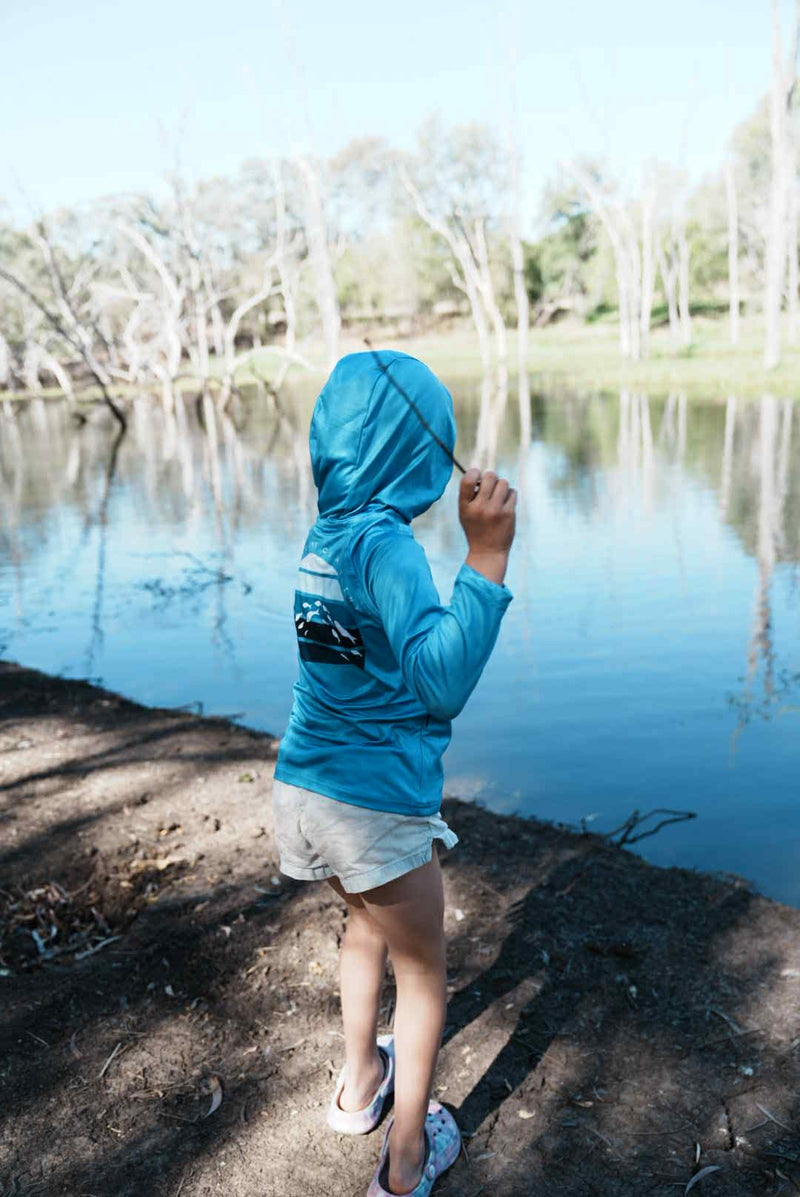  Kids performance short sleeve fishing shirt with water-resistant pockets and elastic hood, UPF 50+ sun protection, no buff or thumb holes